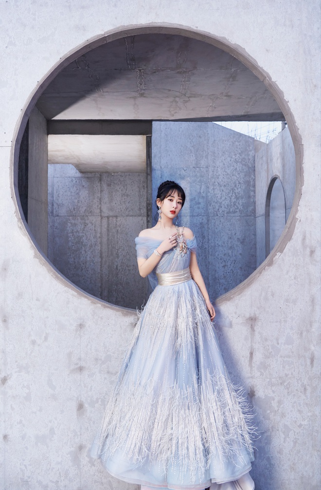 Xôn xao cảnh Dương Tử mặc váy kém chất lượng, khiến Dương Mịch ngán ngẩm nhặt lông vũ rơi rụng trên váy đắt tiền - Ảnh 9.