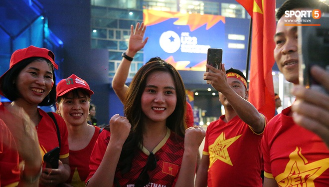 Fan nữ khoe sắc trên khán đài, tiếp lửa trận cầu sinh tử U23 Việt Nam gặp U23 Jordan - Ảnh 5.