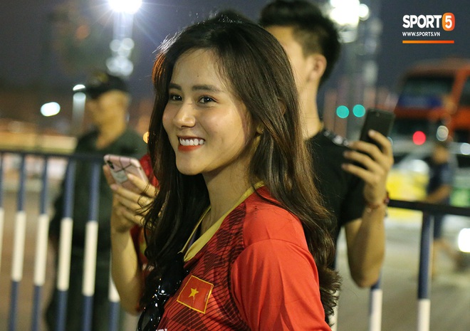 Fan nữ khoe sắc trên khán đài, tiếp lửa trận cầu sinh tử U23 Việt Nam gặp U23 Jordan - Ảnh 7.