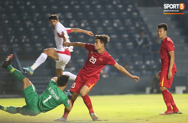 Bùi Tiến Dũng băng kín khuỷu tay, vui vẻ chào người hâm mộ sau trận hòa 0-0 với U23 Jordan - Ảnh 4.