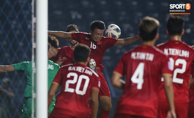 Bùi Tiến Dũng băng kín khuỷu tay, vui vẻ chào người hâm mộ sau trận hòa 0-0 với U23 Jordan - Ảnh 2.