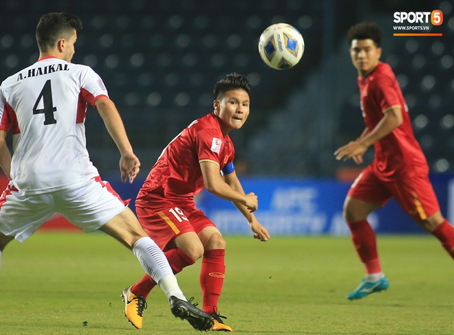 Bùi Tiến Dũng băng kín khuỷu tay, vui vẻ chào người hâm mộ sau trận hòa 0-0 với U23 Jordan - Ảnh 6.