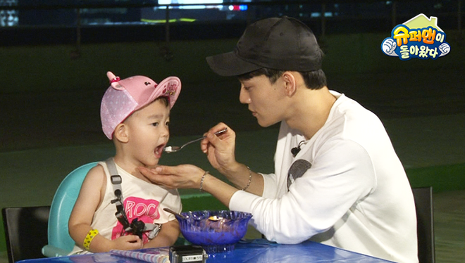 Chen (EXO) làm bảo mẫu trên show: Ông bố đẹp trai lại chăm con khéo trong tương lai đây rồi! - Ảnh 4.
