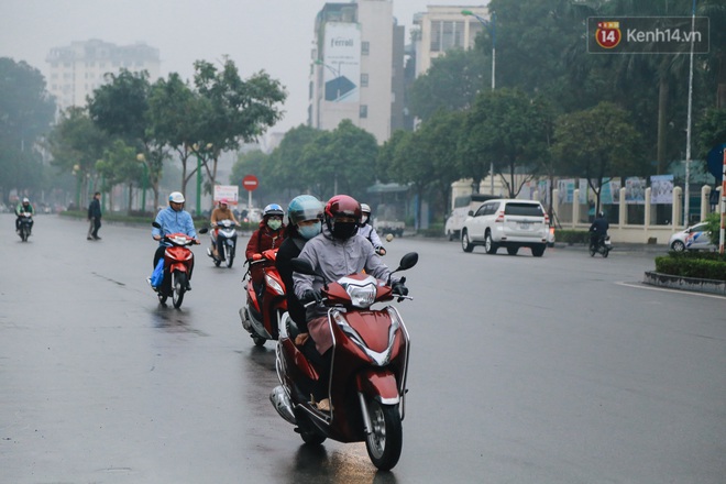 Ảnh: Nhiệt độ giảm sâu, bầu trời Hà Nội sương mù bao phủ từ sáng tới chiều tối - Ảnh 3.