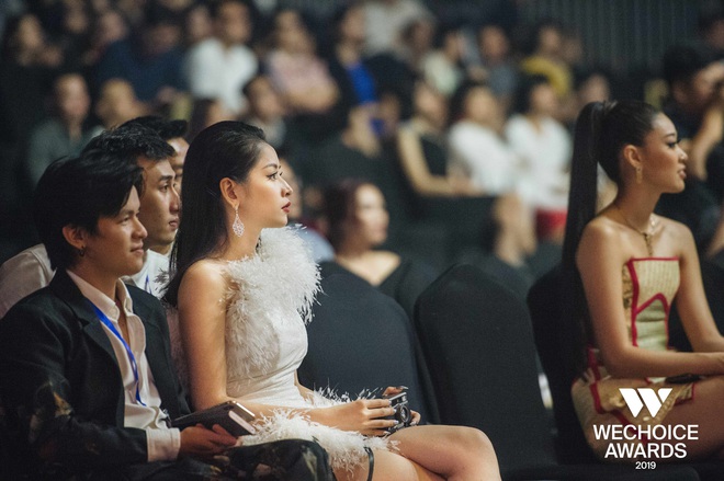 Đam mê như Chi Pu: Ngồi dự WeChoice Awards vẫn miệt mài chụp ảnh film, chưa biết thành quả ra sao nhưng tâm huyết thì có thừa! - Ảnh 3.