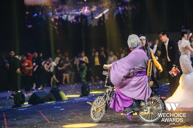 Khoảnh khắc đáng yêu: Denis Đặng thắng lớn, vừa cười toét miệng vừa đạp xe đạp ngay trên sân khấu WeChoice Awards 2019 - Ảnh 3.