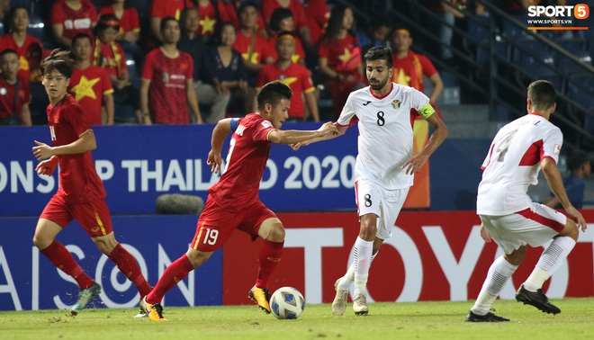 Cầu thủ U23 Jordan khiến Quang Hải phát cáu - Ảnh 1.