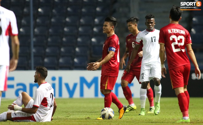 Cầu thủ U23 Jordan khiến Quang Hải phát cáu - Ảnh 5.