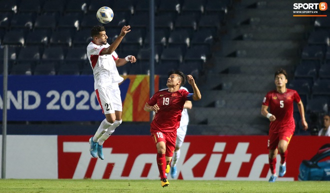 Cầu thủ U23 Jordan khiến Quang Hải phát cáu - Ảnh 4.