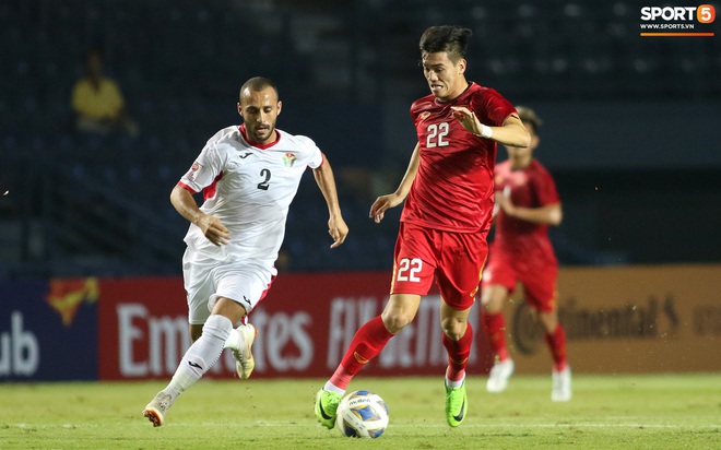 Cầu thủ U23 Jordan khiến Quang Hải phát cáu - Ảnh 6.