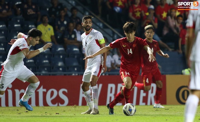 Cầu thủ U23 Jordan khiến Quang Hải phát cáu - Ảnh 7.