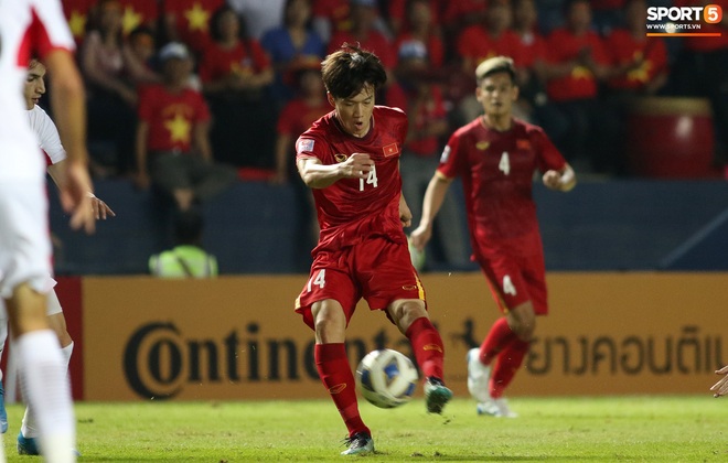 Cầu thủ U23 Jordan khiến Quang Hải phát cáu - Ảnh 8.