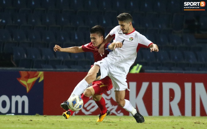 Cầu thủ U23 Jordan khiến Quang Hải phát cáu - Ảnh 3.