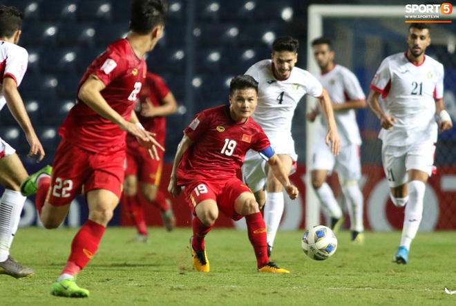 Cầu thủ U23 Jordan khiến Quang Hải phát cáu - Ảnh 2.