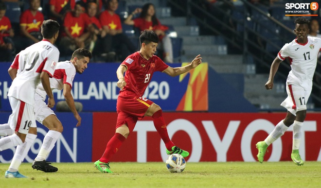 Cầu thủ U23 Jordan khiến Quang Hải phát cáu - Ảnh 13.
