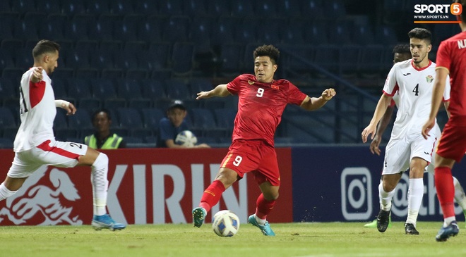 Cầu thủ U23 Jordan khiến Quang Hải phát cáu - Ảnh 10.