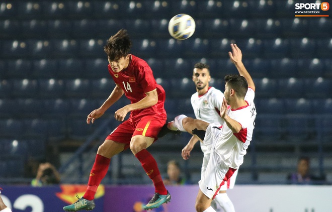Cầu thủ U23 Jordan khiến Quang Hải phát cáu - Ảnh 9.