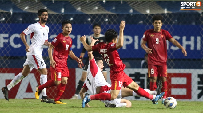 Cầu thủ U23 Jordan khiến Quang Hải phát cáu - Ảnh 12.