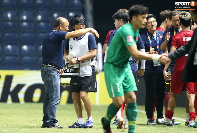 HLV Park Hang-seo chăm sóc từng học trò sau trận đấu kiệt sức với U23 Jordan - Ảnh 8.