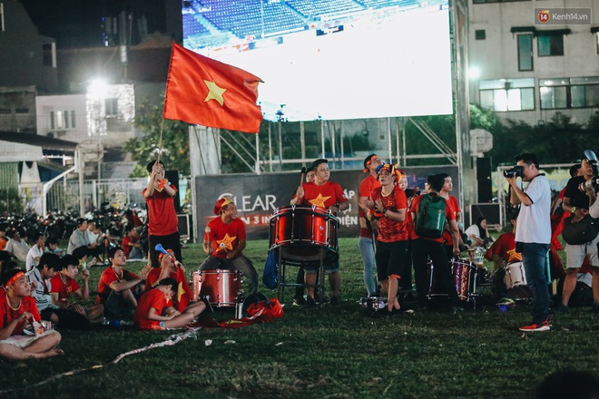 BLV Quang Huy cùng người hâm mộ Sài Gòn tiếp lửa cho U23 Việt Nam, nữ CĐV ở Sài Gòn ôm đầu thất vọng vì đội nhà không thể thắng - Ảnh 7.