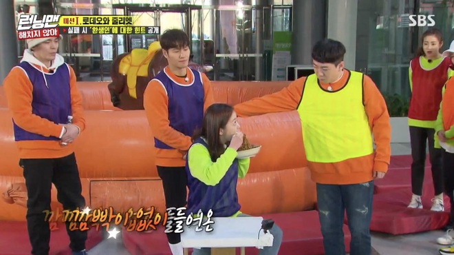 Running Man: Jeon So Min gây choáng khi đột nhiên... ôm hôn Yang Se Chan trong trang phục gorilla - Ảnh 3.