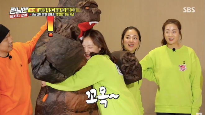 Running Man: Jeon So Min gây choáng khi đột nhiên... ôm hôn Yang Se Chan trong trang phục gorilla - Ảnh 6.