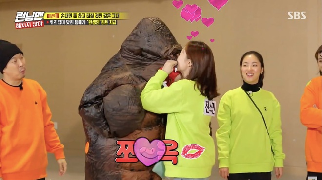 Running Man: Jeon So Min gây choáng khi đột nhiên... ôm hôn Yang Se Chan trong trang phục gorilla - Ảnh 7.