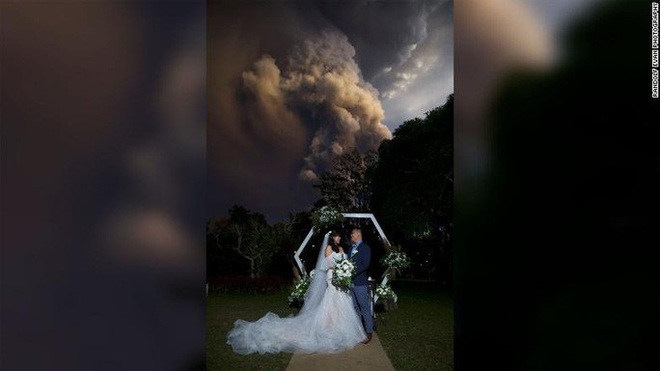 Mặc núi lửa phun trào dữ dội phía sau, đôi vợ chồng vẫn bình tĩnh tổ chức cho xong đám cưới đã rồi tính - Ảnh 1.