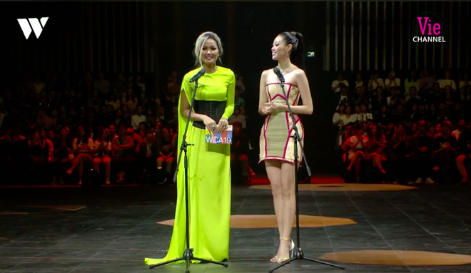 Hoa hậu Khánh Vân diện chiếu cói lên thảm đỏ WeChoice Awards, hóa ra nguồn cảm hứng từ chính tiền bối HHen Niê - Ảnh 3.