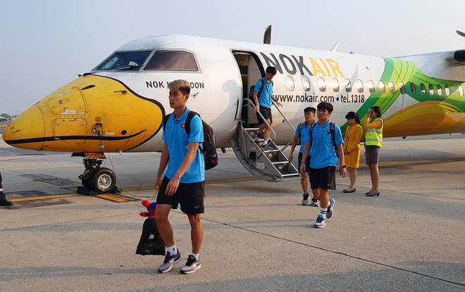ĐT U23 Việt Nam đã đặt chân tới Bangkok, dồn sức cho trận đấu cuối vòng bảng - Ảnh 1.
