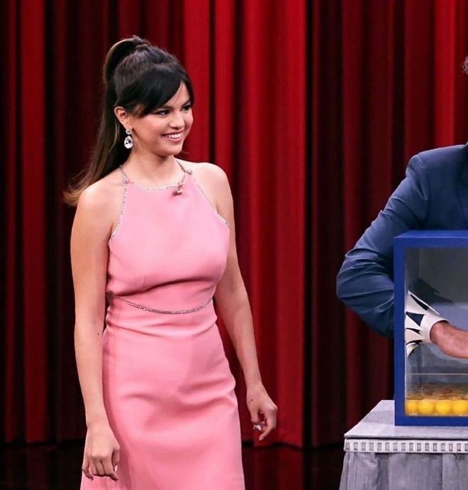 Rũ bỏ h&igrave;nh ảnh xuề x&ograve;a trước đ&oacute;, Selena Gomez xuất hiện cực xinh đẹp tr&ecirc;n talkshow mới nhất - Ảnh 5.
