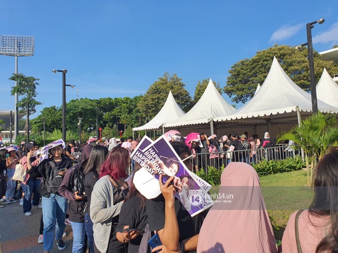 ĐỘC QUYỀN: Lisa ôm đầu sốc khi xem fan nhảy cover quá chất tại fanmeeting đầu tiên của BLACKPINK trong năm 2020 - Ảnh 2.