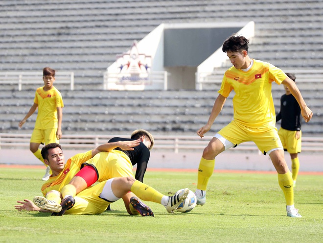 ĐT U23 Việt Nam đã đặt chân tới Bangkok, dồn sức cho trận đấu cuối vòng bảng - Ảnh 2.