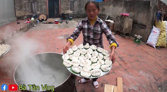 Dở khóc dở cười với món há cảo của bà Tân Vlog: to như cái bánh bao và dẻo như bánh nếp, không biết hương vị thật sự sẽ thế nào? - Ảnh 1.