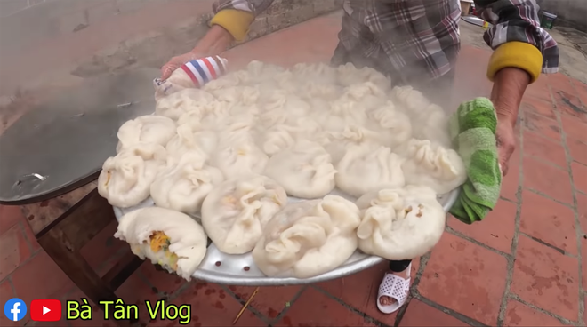 Dở khóc dở cười với món há cảo của bà Tân Vlog: to như cái bánh bao và dẻo như bánh nếp, không biết hương vị thật sự sẽ thế nào? - Ảnh 8.