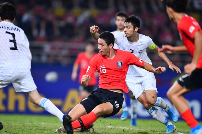 Hàn Quốc 2-1 Uzbekistan: Đương kim vô địch U23 châu Á hút chết dù Hàn Quốc cất nguyên dàn hot boy trên ghế dự bị - Ảnh 2.