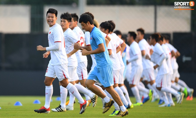 Hai cầu thủ U23 Việt Nam được chăm s&oacute;c kỹ trước trận đấu với U23 Triều Ti&ecirc;n - Ảnh 2.