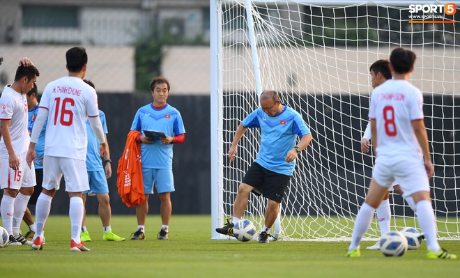 Hai cầu thủ U23 Việt Nam được chăm s&oacute;c kỹ trước trận đấu với U23 Triều Ti&ecirc;n - Ảnh 4.