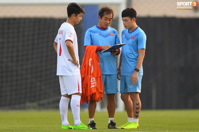 Hai cầu thủ U23 Việt Nam được chăm s&oacute;c kỹ trước trận đấu với U23 Triều Ti&ecirc;n - Ảnh 7.