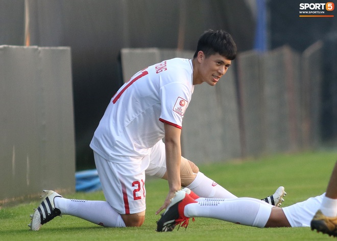 Hai cầu thủ U23 Việt Nam được chăm s&oacute;c kỹ trước trận đấu với U23 Triều Ti&ecirc;n - Ảnh 10.
