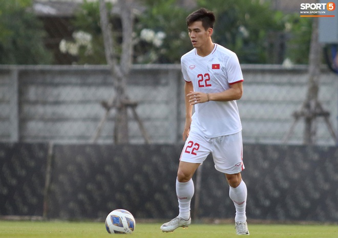 Hai cầu thủ U23 Việt Nam được chăm s&oacute;c kỹ trước trận đấu với U23 Triều Ti&ecirc;n - Ảnh 12.