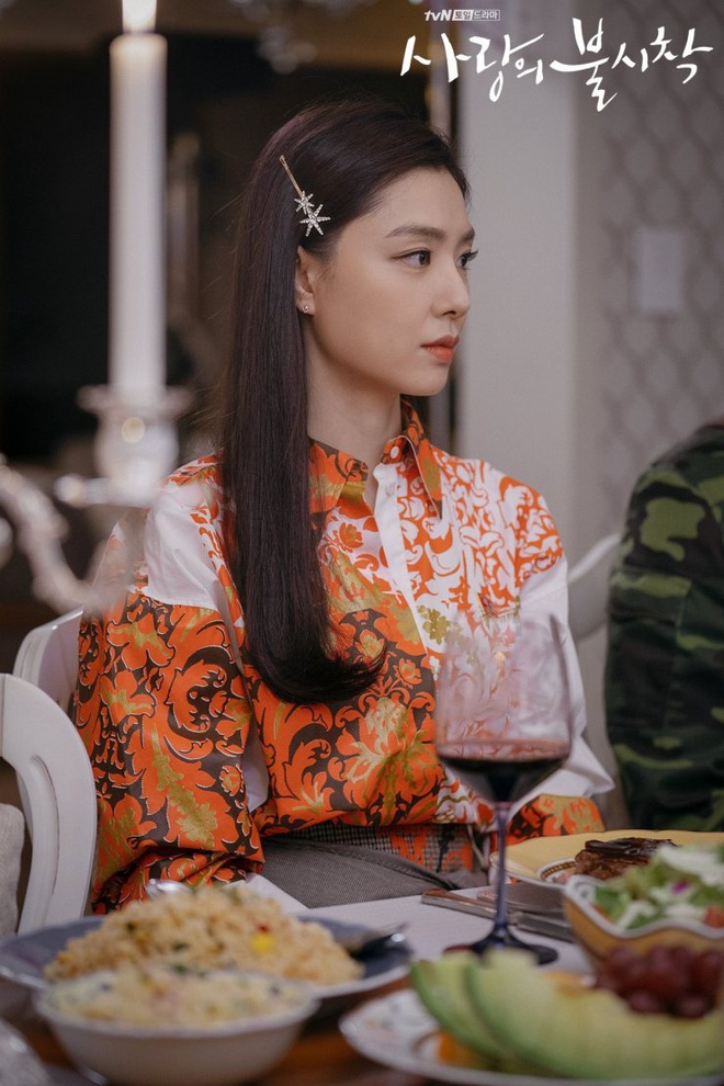 Vợ sắp cưới của Hyun Bin có một tuyệt chiêu làm tóc giúp thu gọn mặt, độ sang chảnh tăng tột bậc - Ảnh 2.