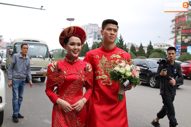 Cùng thay tới 2 bộ lễ phục trong ngày ăn hỏi, Duy Mạnh - Quỳnh Anh đúng là cặp đôi ăn chơi nhất nhì vịnh bắc bộ - Ảnh 4.