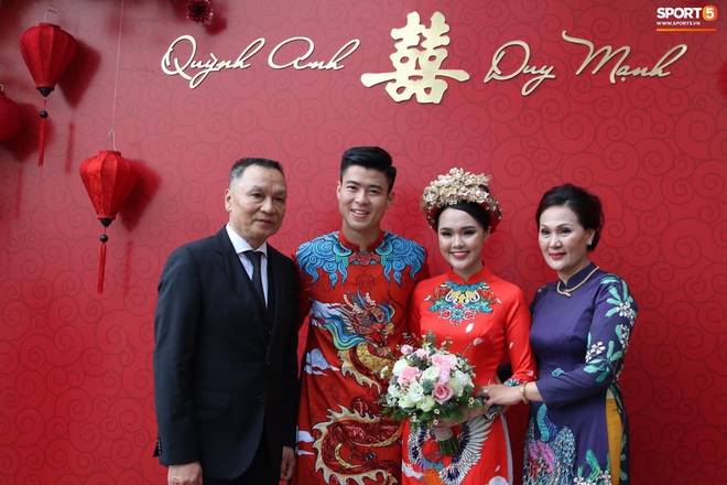 C&ugrave;ng thay tới 2 bộ lễ phục trong ng&agrave;y ăn hỏi, Duy Mạnh - Quỳnh Anh đ&uacute;ng l&agrave; cặp đ&ocirc;i ăn chơi nhất nh&igrave; vịnh bắc bộ - Ảnh 1.