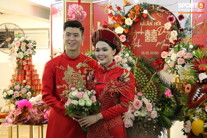 C&ugrave;ng thay tới 2 bộ lễ phục trong ng&agrave;y ăn hỏi, Duy Mạnh - Quỳnh Anh đ&uacute;ng l&agrave; cặp đ&ocirc;i ăn chơi nhất nh&igrave; vịnh bắc bộ - Ảnh 5.