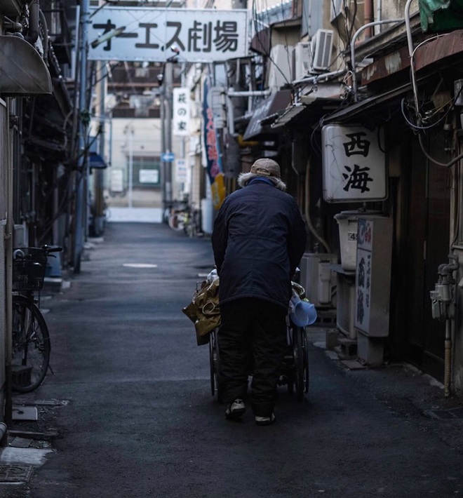Khu ổ chuột nức tiếng Nhật Bản bỗng trở thành điểm du lịch hút khách, sự thay đổi chóng mặt đang đe doạ nhiều người địa phương - Ảnh 2.