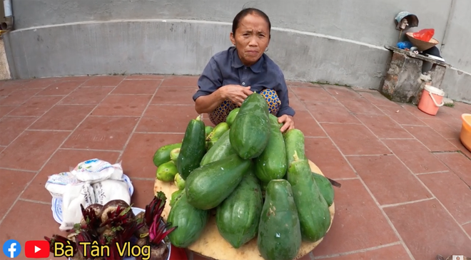 Làm hẳn mẻ mứt đu đủ siêu to khổng lồ mà toang hết, bà Tân Vlog định ăn một mình nhưng may là có đàn cháu ghé chơi đã xử lý giúp - Ảnh 2.