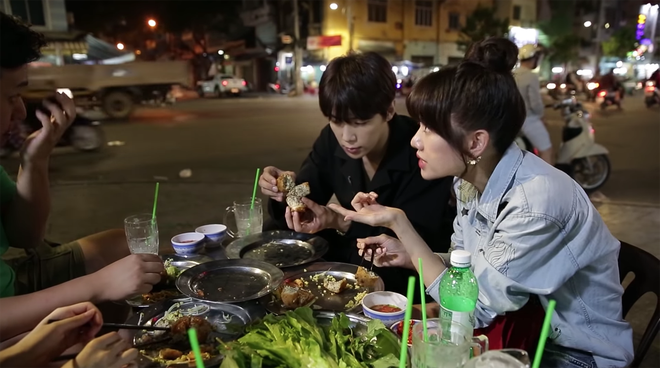Trốn Trấn Thành, Hari Won dắt trai đẹp Hàn Quốc đi ăn bánh xèo và bánh cống ở quán ăn vỉa hè - Ảnh 11.