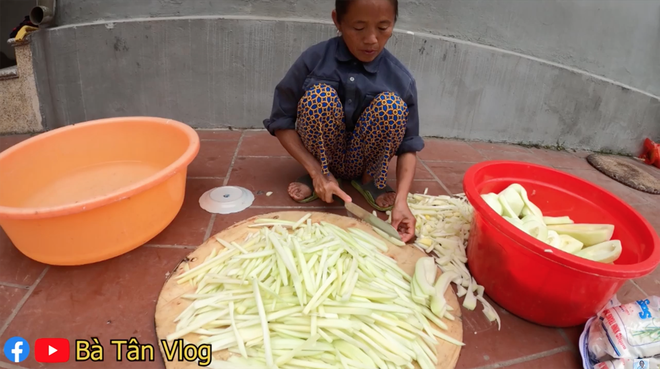 Làm hẳn mẻ mứt đu đủ siêu to khổng lồ mà toang hết, bà Tân Vlog định ăn một mình nhưng may là có đàn cháu ghé chơi đã xử lý giúp - Ảnh 4.