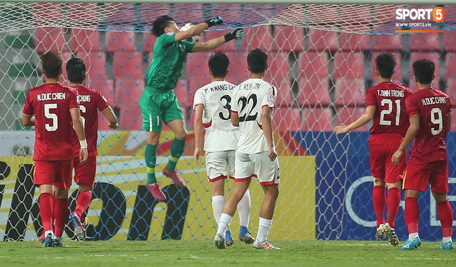 U23 CHDCND Triều Tiên hồn nhiên chụp ảnh sau trận thắng U23 Việt Nam - Ảnh 2.